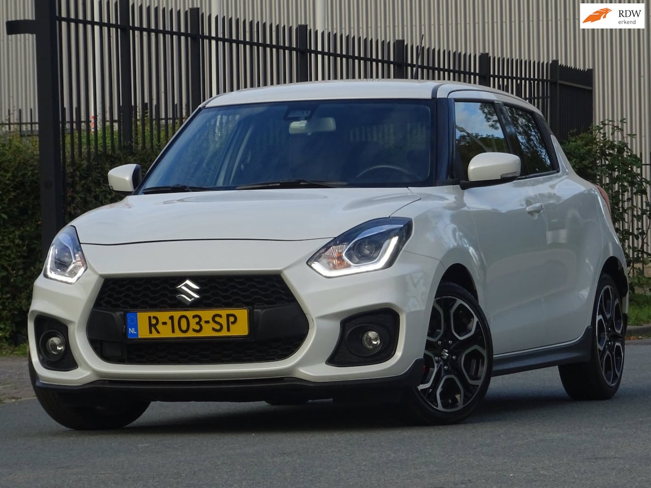 Suzuki Swift - 1.4 Sport 1-EIGENAAR LEER/NAVI/CAMERA/LED/APK - AutoWereld.nl