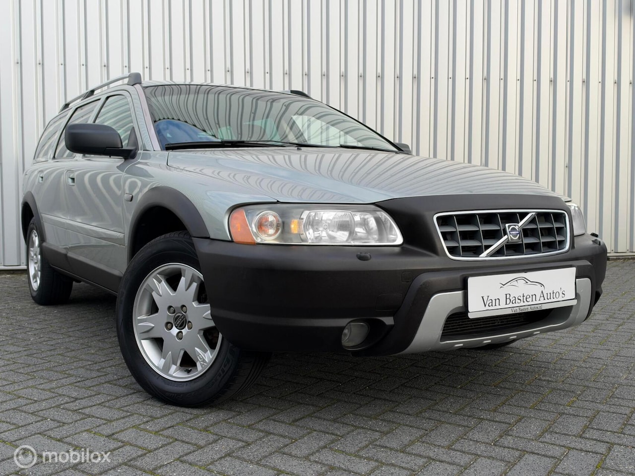Volvo XC70 - 2.5 T AWD Momentum | Aut | Trekhaak | Youngtimer | 2005 | Leder | Xenon | Volledige histor - AutoWereld.nl