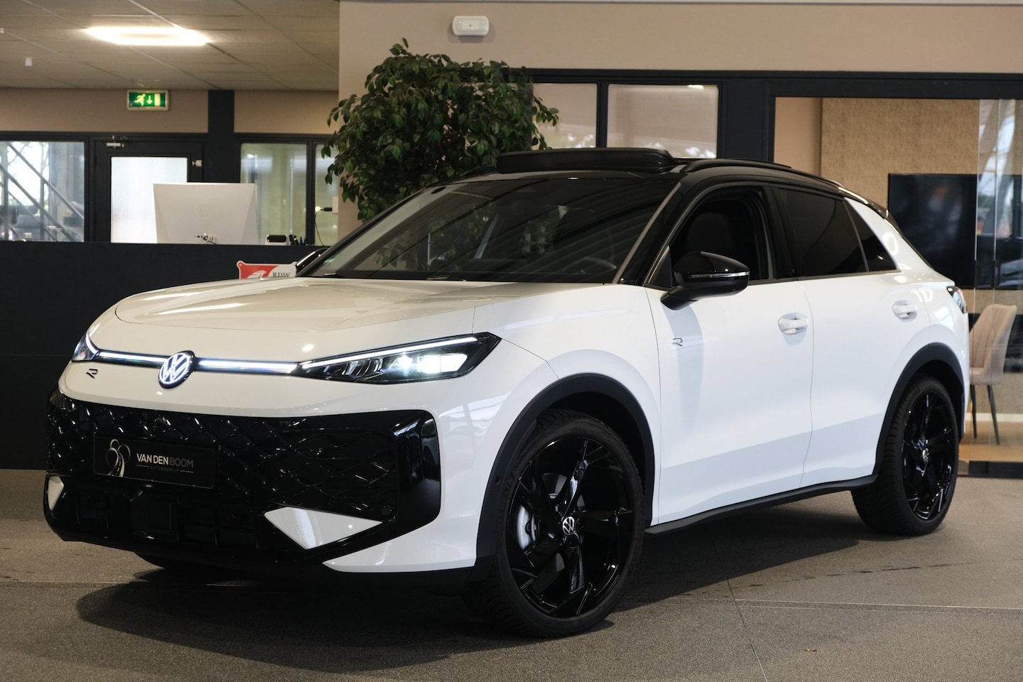 Volkswagen T-Roc - 1.5 eTsi R-Line DSG 150PK Pano ACC 360CAM Head-up Trekhaak H&K Ambient - AutoWereld.nl