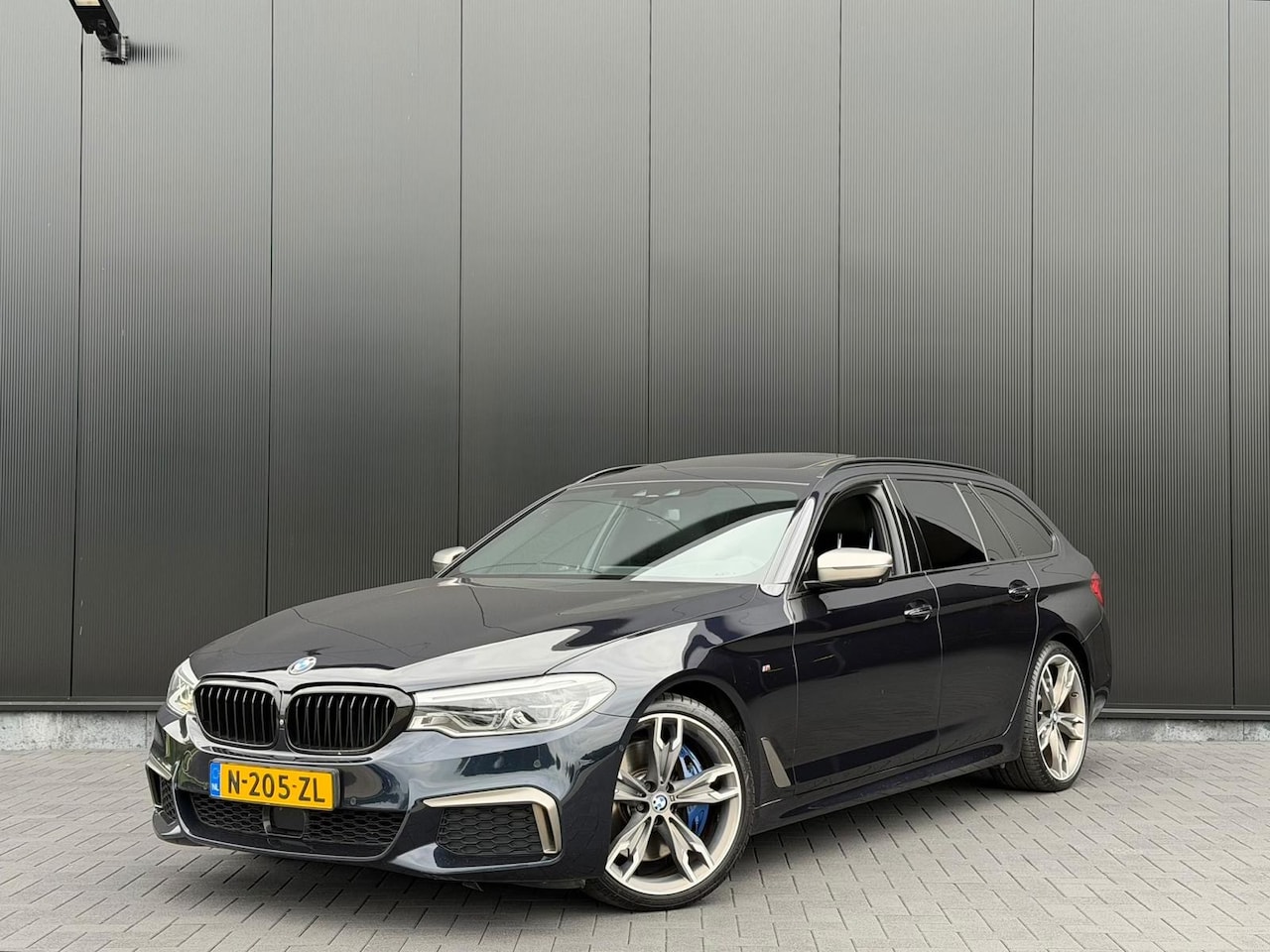 BMW 5-serie Touring - M550d xDrive High Executive M-sport Harman/Kardon | Vierwielsturing | Pano |Trekhaak - AutoWereld.nl
