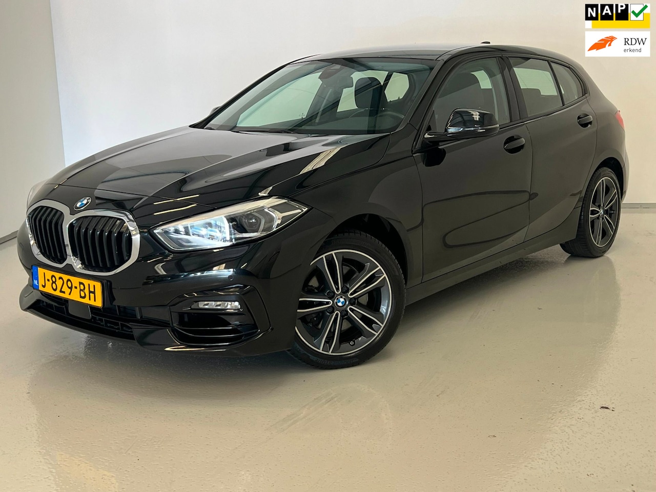 BMW 1-serie - 118i Executive Edition / NL-auto / BTW / CarPlay - AutoWereld.nl