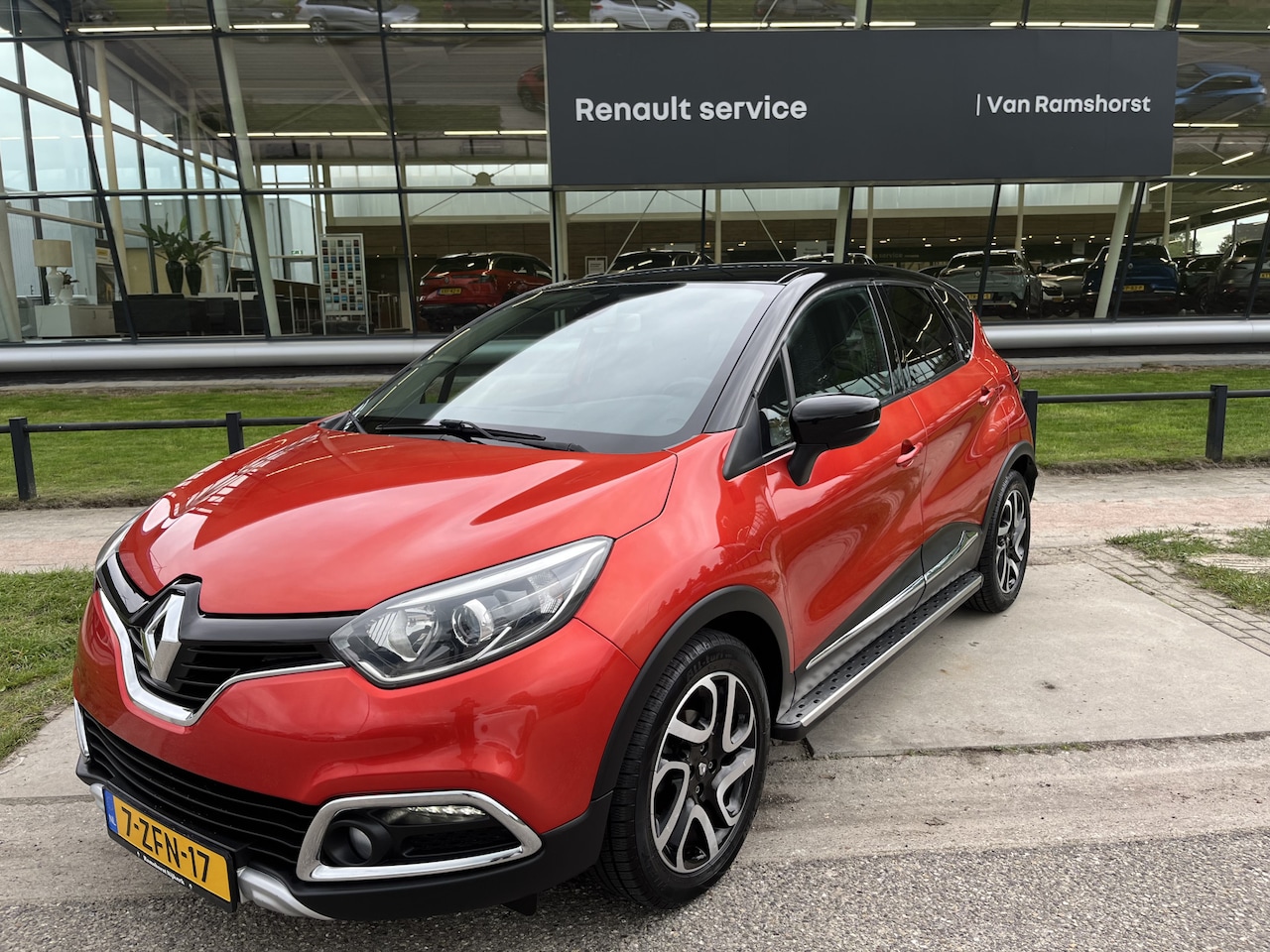 Renault Captur - 0.9 TCe Helly Hansen / Trekhaak / Leder / Stoelverw. / Camera / Elek. Ramen V+A / LMV / - AutoWereld.nl