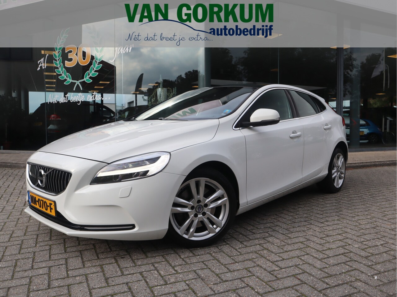 Volvo V40 - 1.5 T2 Inscription Automaat, leder, panodak, sportstoelen R-design uitgevoerd - AutoWereld.nl