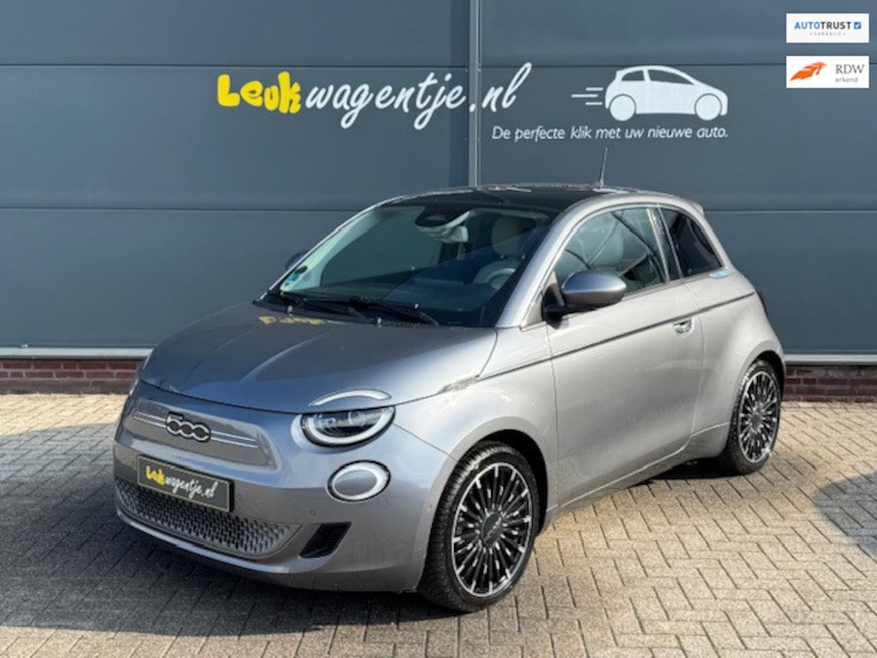 Fiat 500e - La Prima 42 kWh * SOH 97% *camera *carplay *cruise - AutoWereld.nl