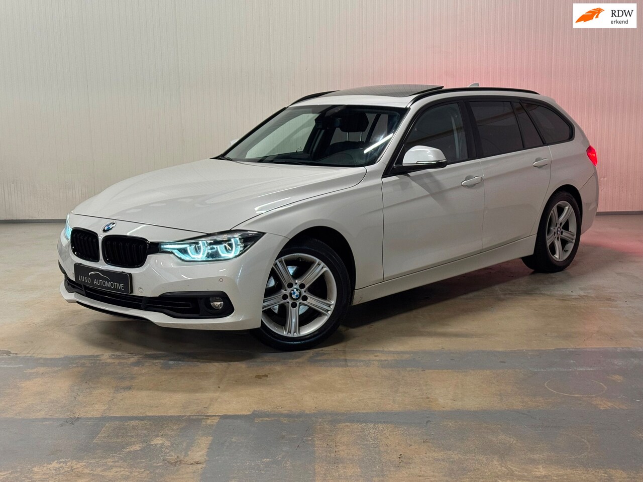 BMW 3-serie Touring - 318i Luxury | SCHUIF/KANTEL | SHADOW LINE | XENON | STOELVERWAMING - AutoWereld.nl