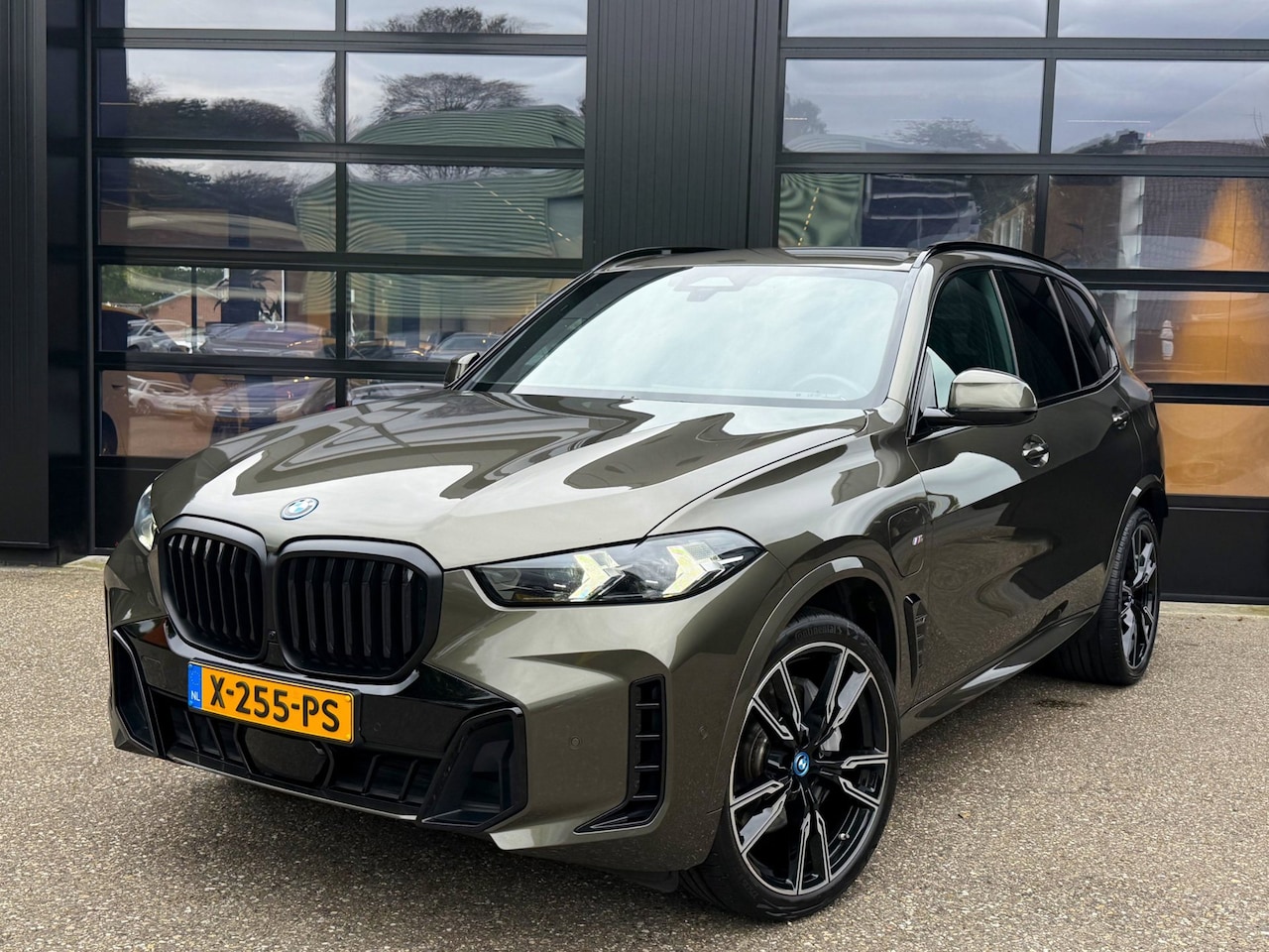 BMW X5 - XDrive50e M-Sport Individual Manhattan Metallic 22' - AutoWereld.nl