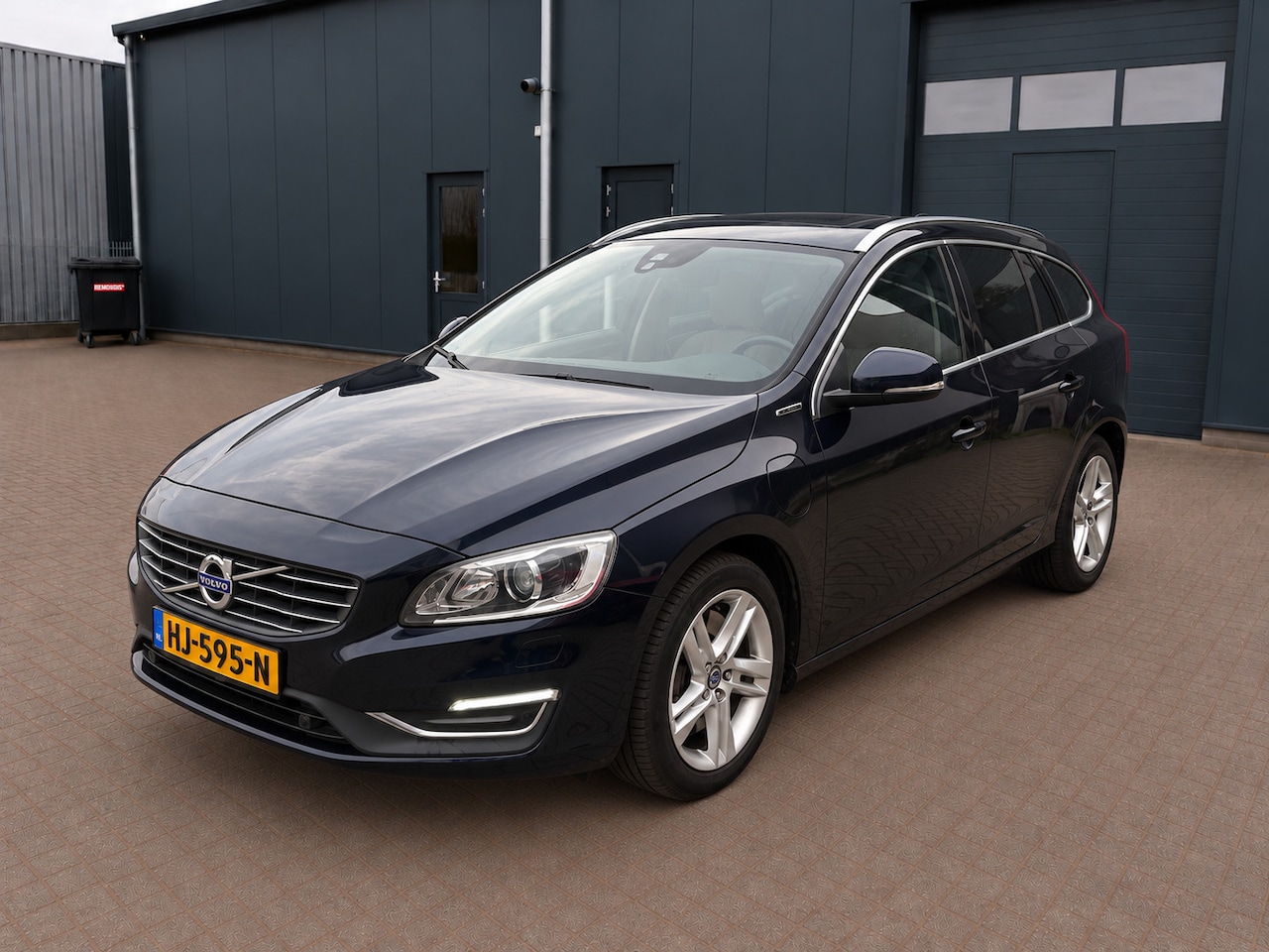 Volvo V60 - 2.4 D6 Twin Engine R-Design Hybride nieuwstaat! - AutoWereld.nl