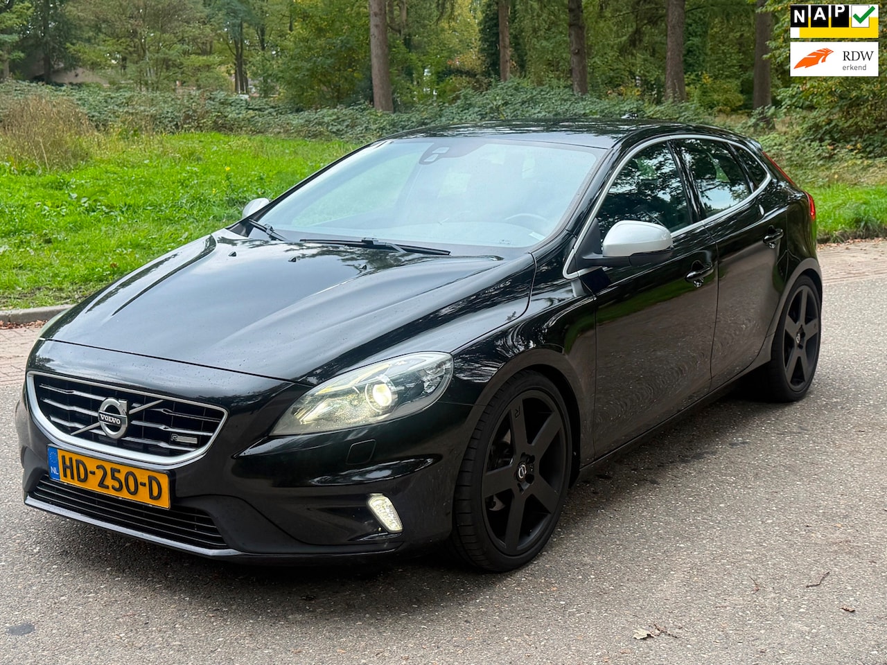 Volvo V40 - 2.0 D2 R-Design 2015 Zwart Xenon Navi - AutoWereld.nl