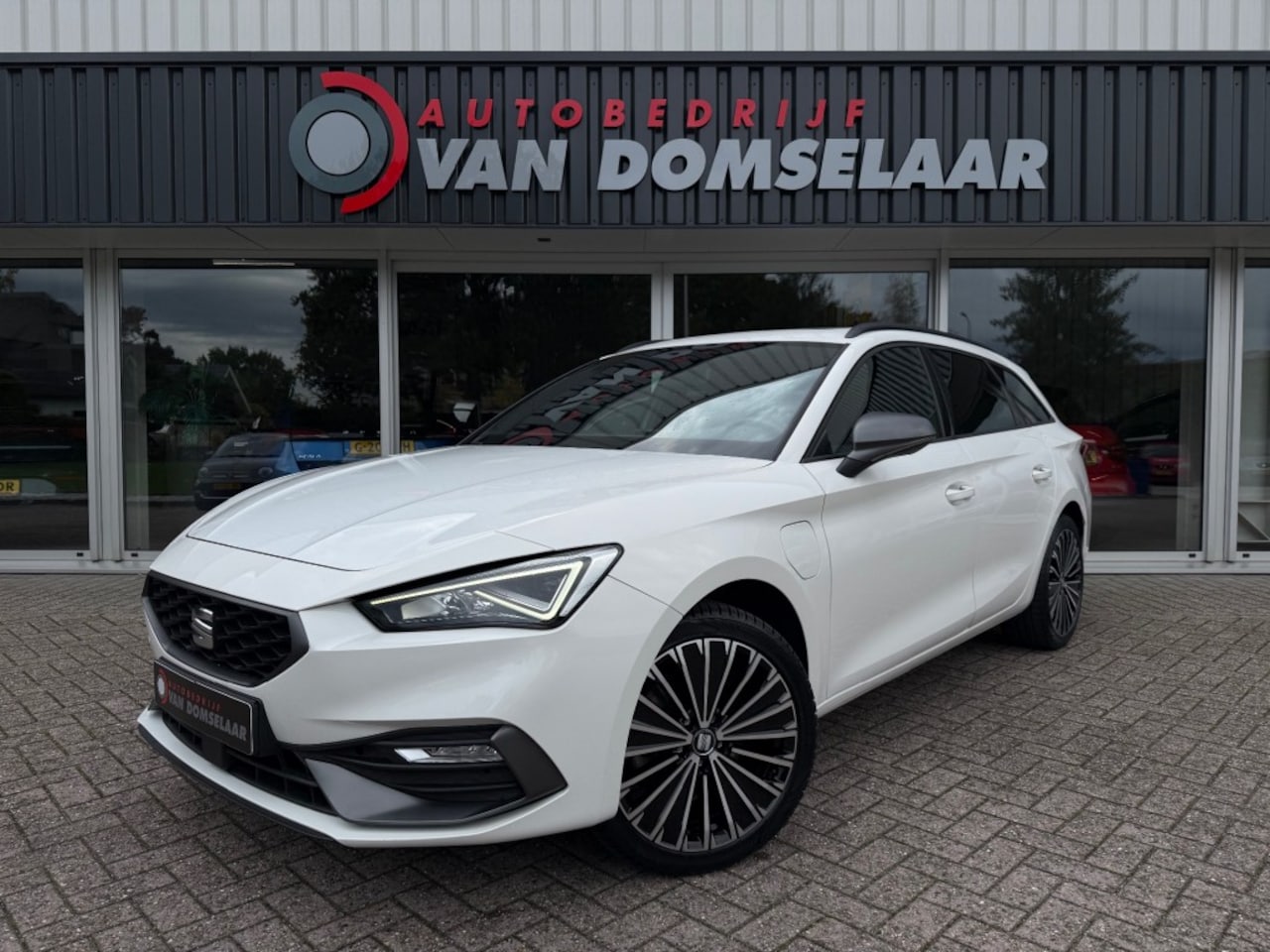 SEAT Leon Sportstourer - 1.4 TSI eHybrid PHEV FR Business Intense Sportstourer 1.4 TSI eHybrid PHEV FR Business Intense - AutoWereld.nl