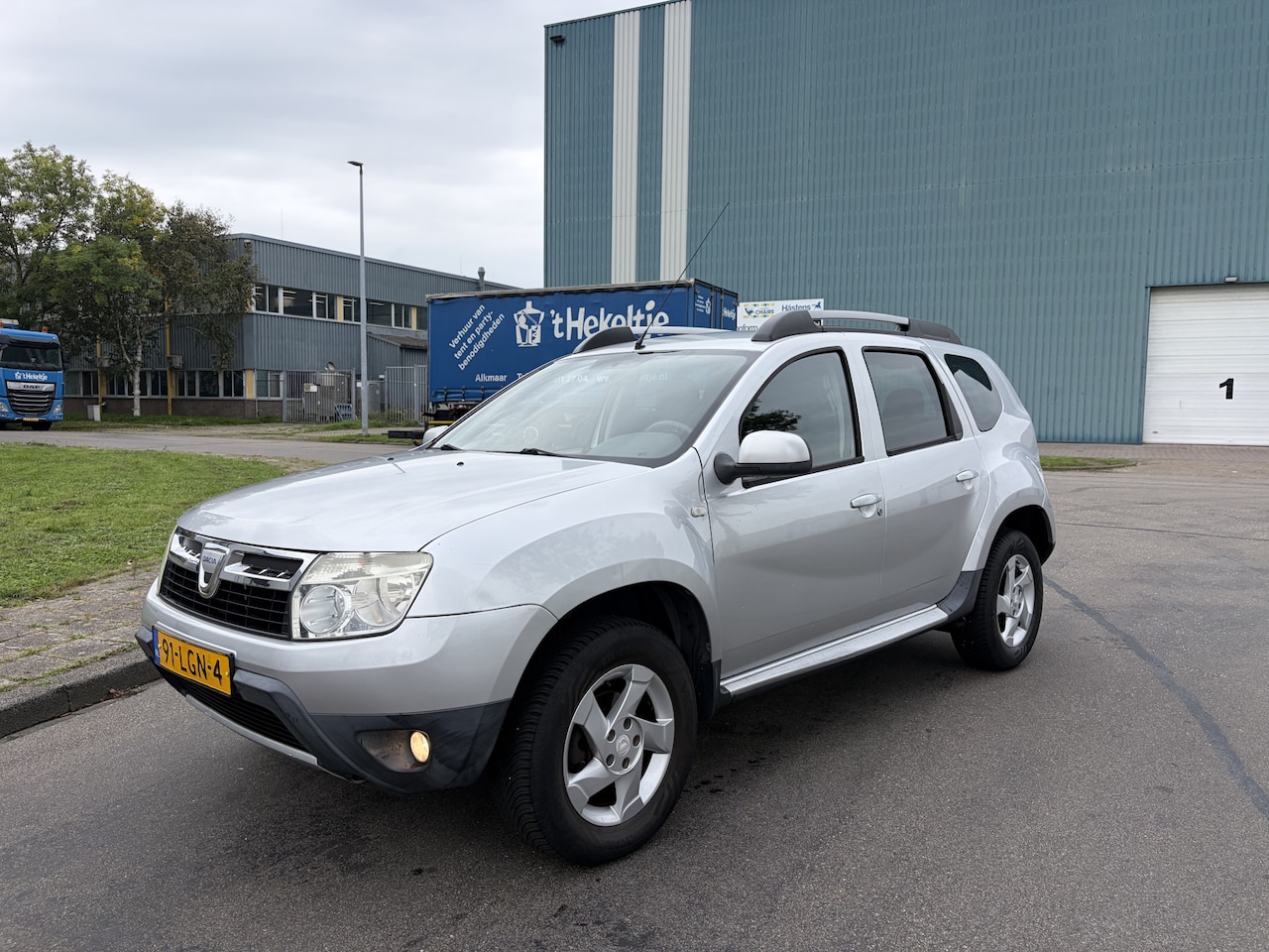 Dacia Duster - 1.6-16V Lauréate 2wd 105 PK. Distributieriem vervangen bij 138.000 KM !!! Geen mooie auto - AutoWereld.nl