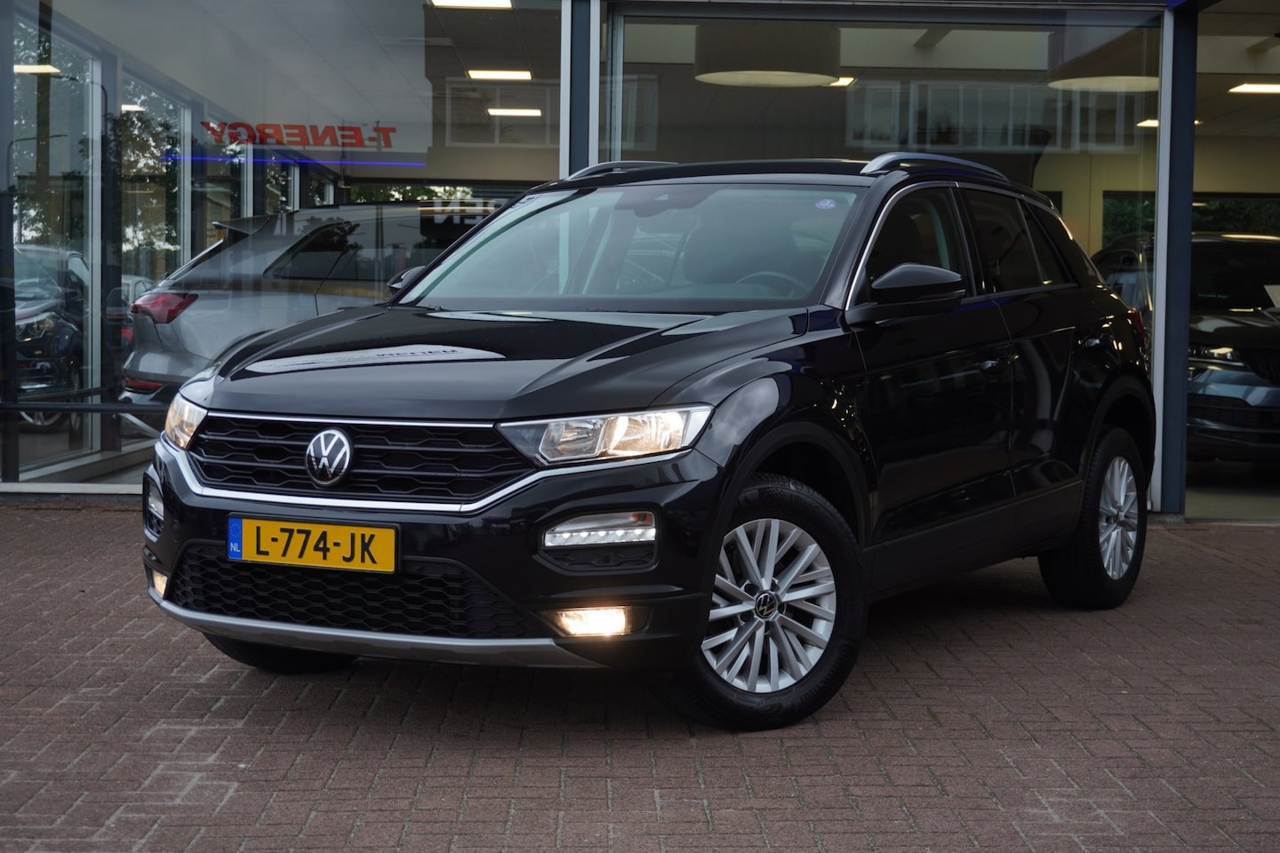 Volkswagen T-Roc - 1.5 TSI Style Business Automaat | Airco | Navigatie | Vol opties | Dealerauto | Inruil mog - AutoWereld.nl