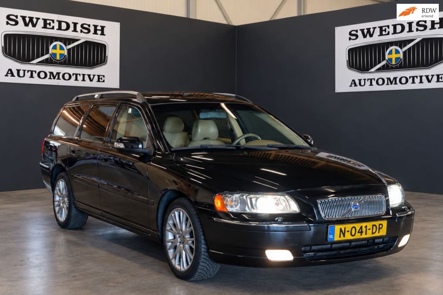 Volvo V70 - 2.4 170 pk Automaat | Leder | CarPlay | Schuifdak - AutoWereld.nl