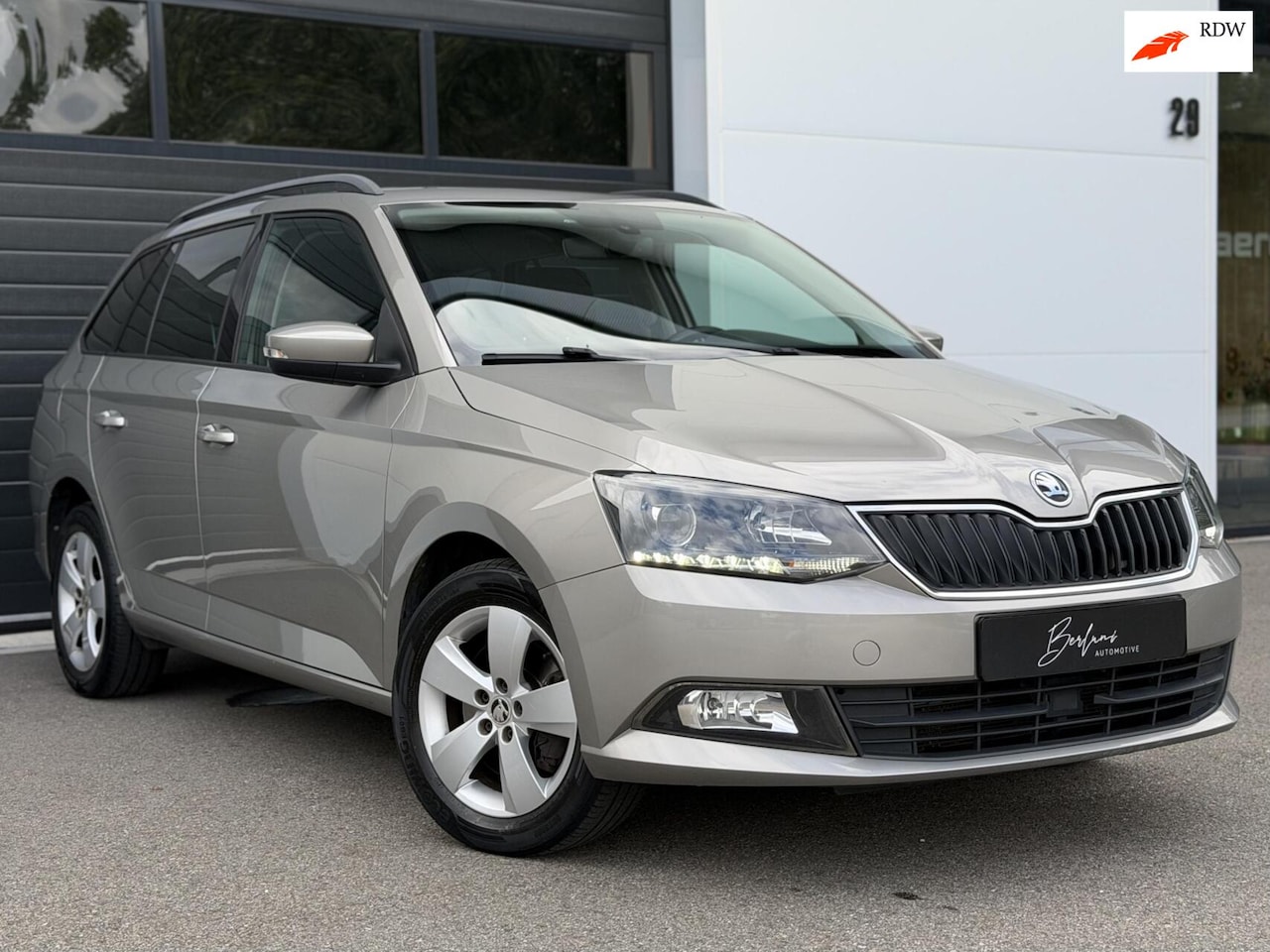 Skoda Fabia Combi - 1.2 TSI Style AUTOMAAT|Trekhaak|Parksensor - AutoWereld.nl