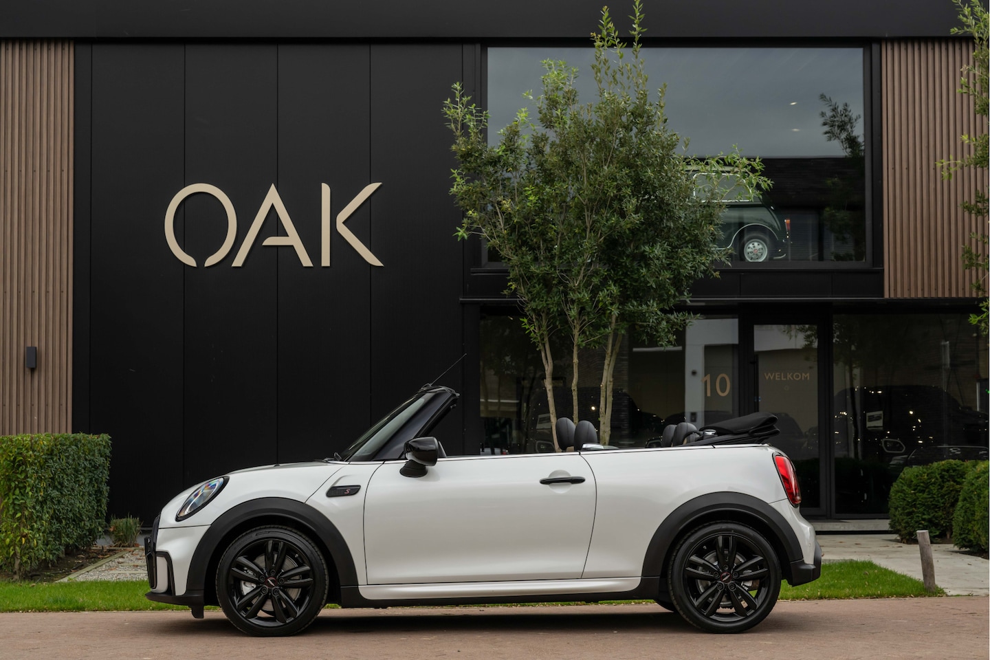 MINI Cabrio - 2.0 Cooper S F1 Aut. | JCW-Trim | Navi | Leder | PDC | Black Pack | 17"LM | Nanuq White - AutoWereld.nl