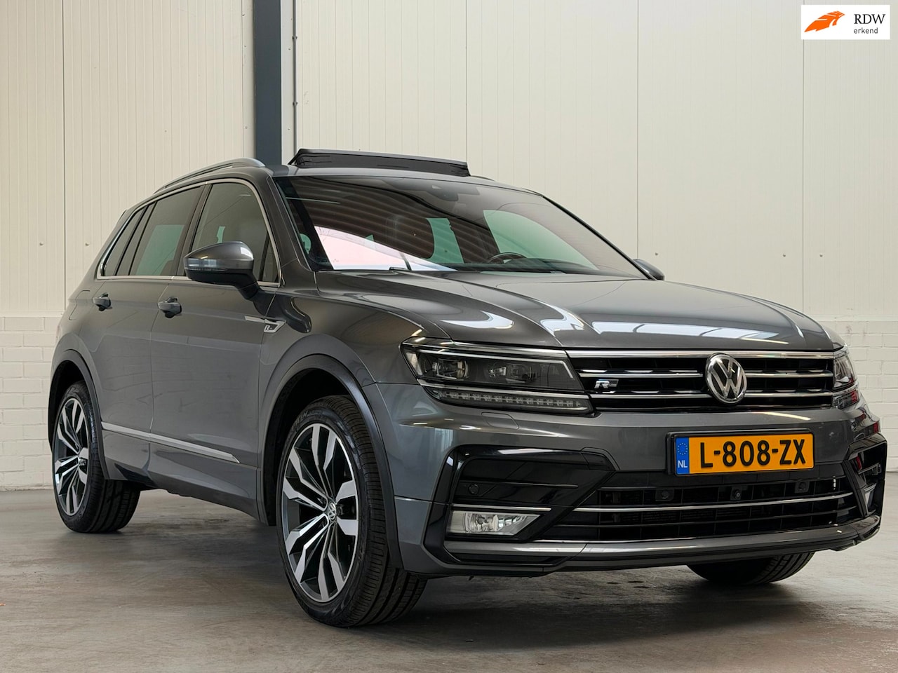Volkswagen Tiguan - 2.0 TSI 4Motion R-Line|Pano|Adaptief|H.U.D.|Keyless|Trekhaak|Virtual|Standkachel - AutoWereld.nl