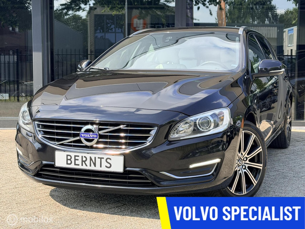 Volvo V60 - 2.4 D5 Twin Engine Special Edition|Navi|Bluetooth|Leder|Stoelverwarming - AutoWereld.nl