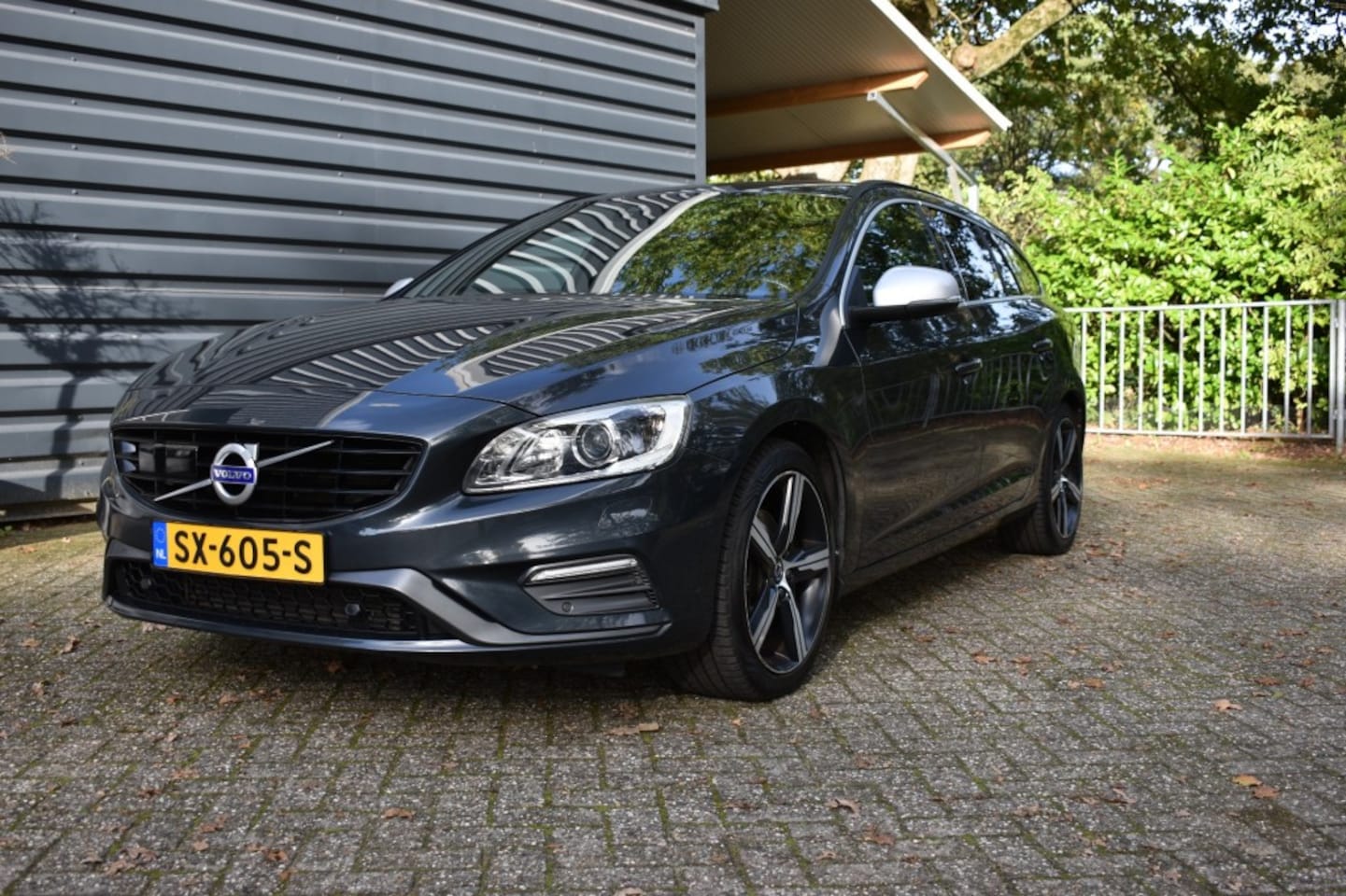 Volvo V60 - 2.0 T4 R-DESIGN!!!AUTOMAAT!!!BJ 2017!!NIEUWSTAAT!!14894 EURO!! - AutoWereld.nl