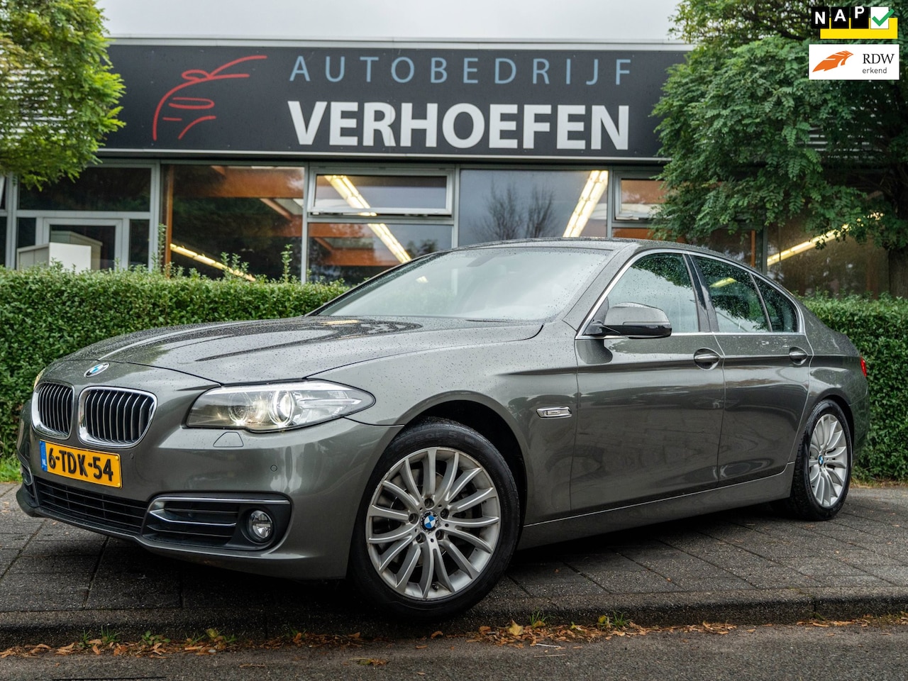 BMW 5-serie - 520i Luxury Edition NAP/STOELVERWARMING/MEMORY/TREKHAAK/LEDEREN BEKLEDING/ELEKTRISCHE STOE - AutoWereld.nl