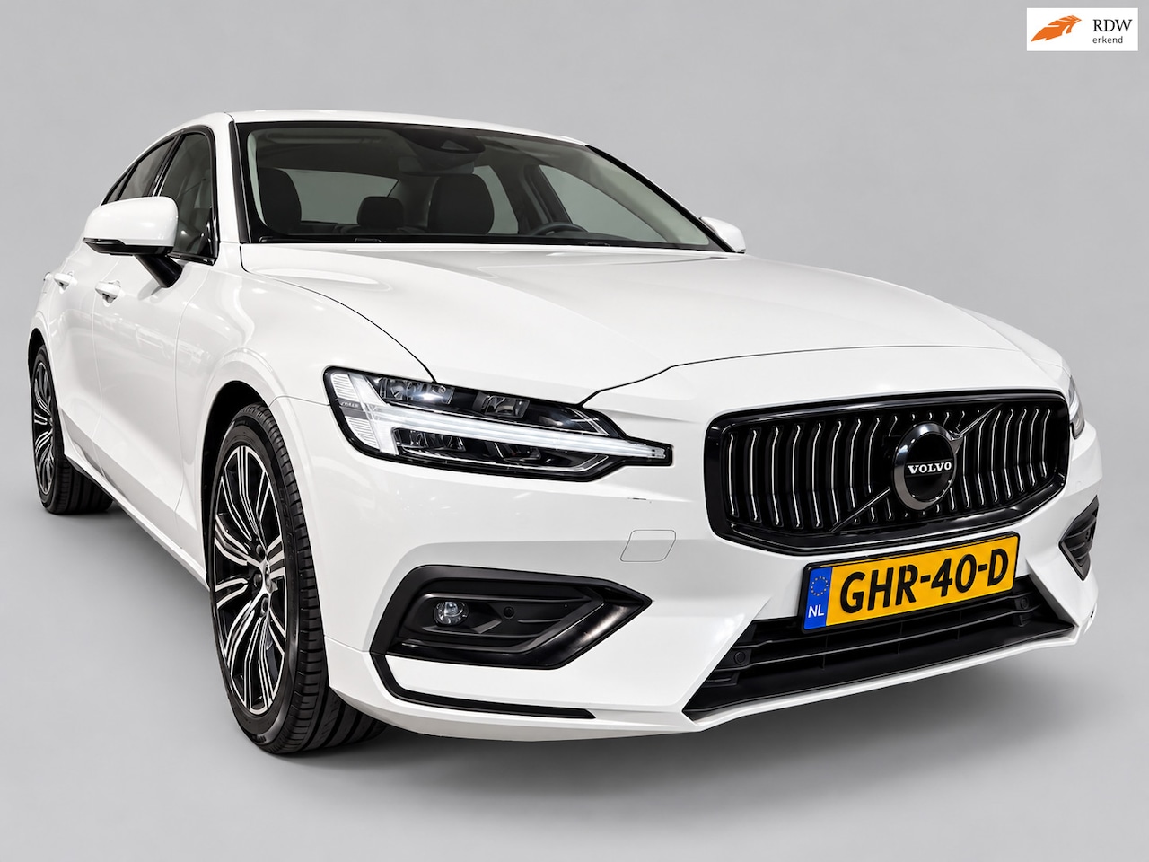 Volvo S60 - 2.0 B4 Inscription - Mild hybrid - Leder met memory en verw - Adapt Cruise - Camera - Rijk - AutoWereld.nl