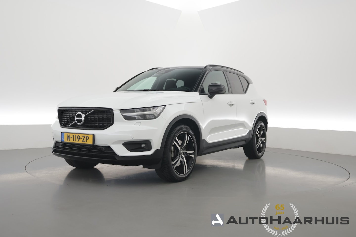 Volvo XC40 - 2.0 B4 R-Design | Rijklaar! | Elek. Trekhaak | Pilot Assist | H&K Audio | Camera | Stoel- - AutoWereld.nl