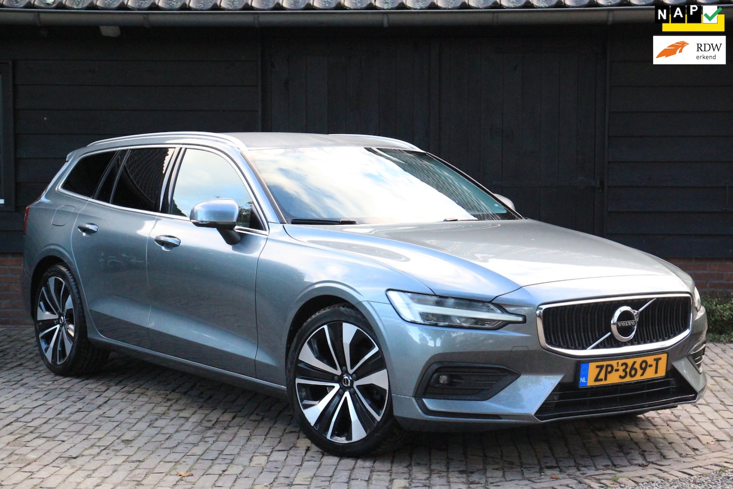 Volvo V60 - 2.0 T4 Momentum Pro Navigatie/Parkeersensor/Lane Assist/Half-Leer - AutoWereld.nl