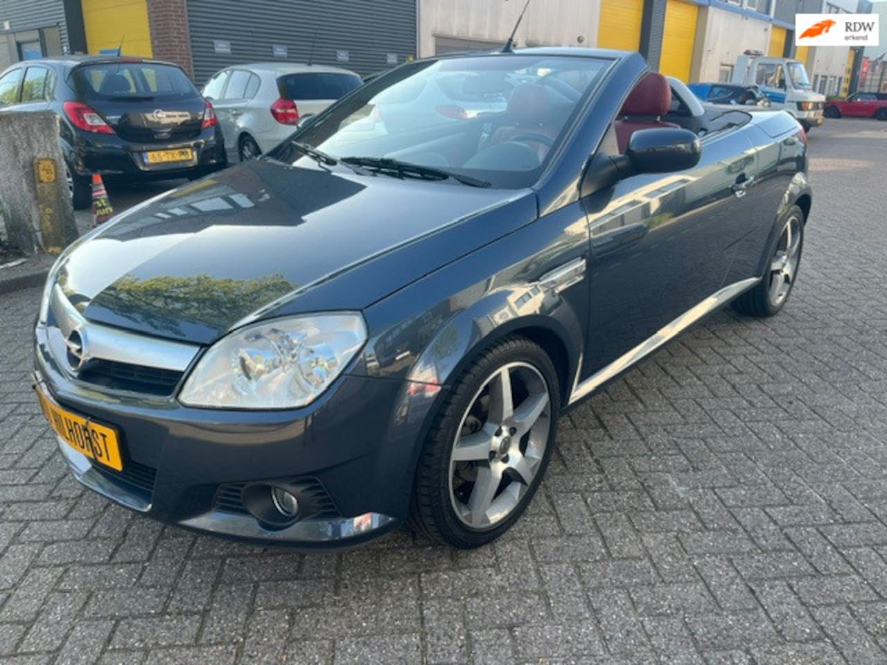 Opel Tigra TwinTop - 1.8-16V Linea Rosso 1.8-16V Linea Rosso ( nieuwstaat, zeer mooie Nederlandse auto, boekjes nap ) zie foto's - AutoWereld.nl