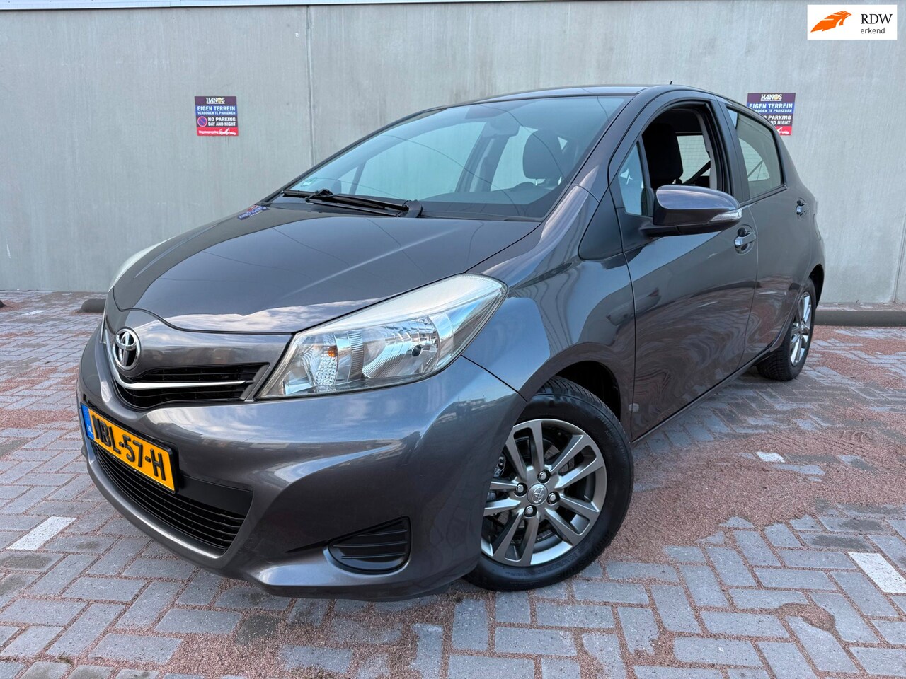 Toyota Yaris - 1.0 VVT-i | Comfort Grey Edition|1E EIG |NW APK|LUXE AIRCO|WEINIG KM|ALL SEASON|E-PKKT| - AutoWereld.nl