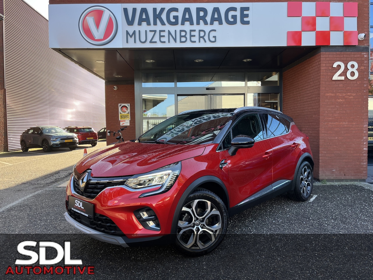 Renault Captur - 1.3 TCe 130 Intens // DODEHOEK // KEYLESS // TREKHAAK // CAMERA+SENSOREN // HALF LEDER // - AutoWereld.nl
