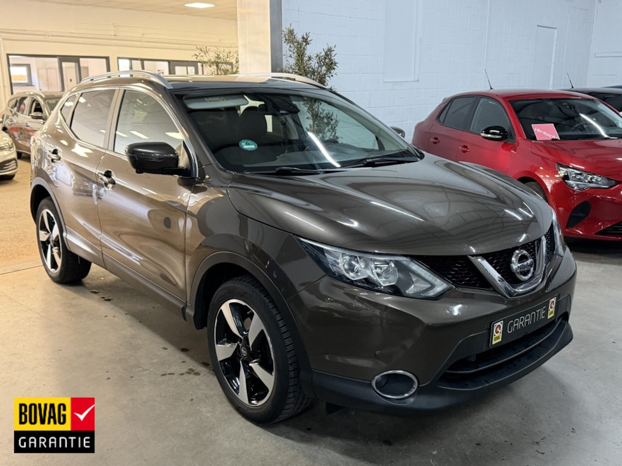 Nissan Qashqai - 1.2 N-Vision / Trekhaak /Navigatie / Panoramadak - AutoWereld.nl
