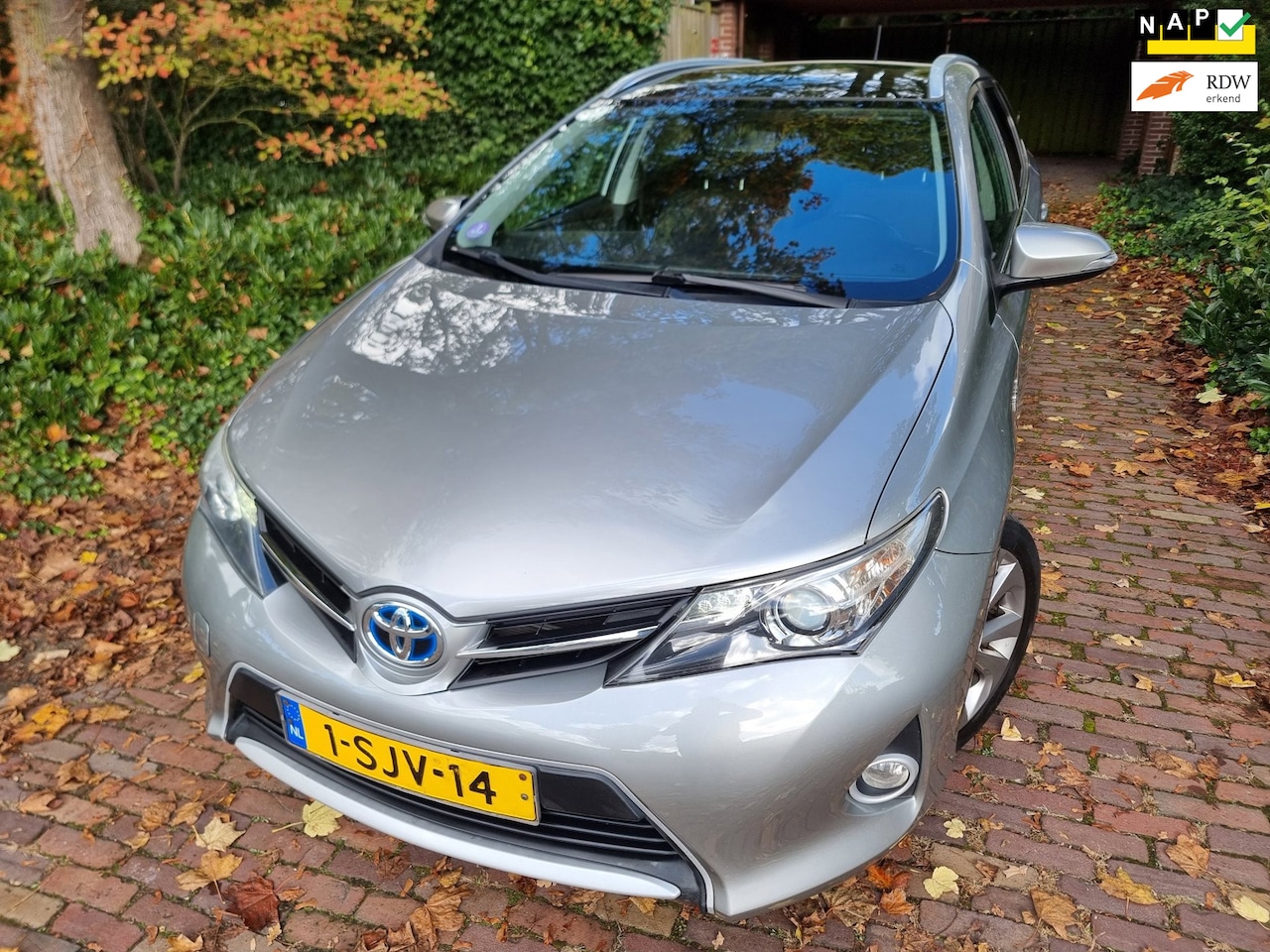 Toyota Auris Touring Sports - 1.8 Hybrid Lease Pano SCHADE RECHTERZIJDE - AutoWereld.nl