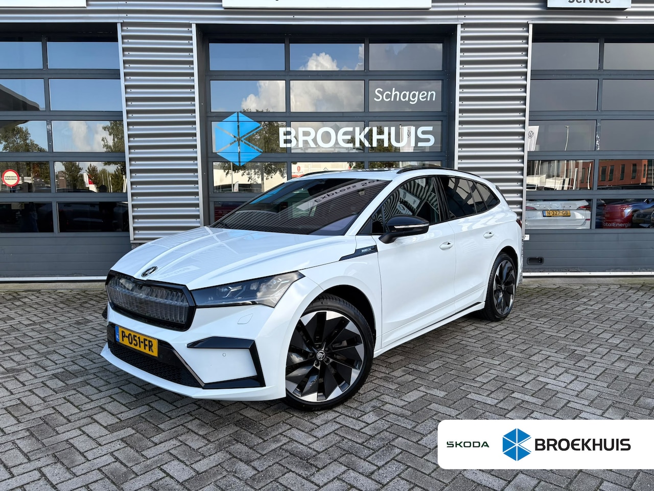 Skoda Enyaq iV - 80 Founders Edition Black 204 pk | Wegklapbare Trekhaak | Achteruitrijcamera | Apple Carpl - AutoWereld.nl