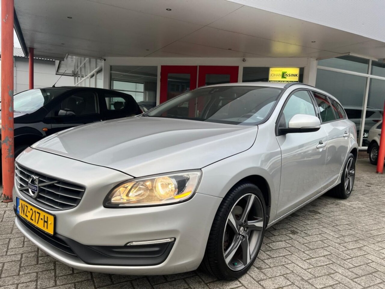 Volvo V60 - 1.6 T3 Momentum Automaat  150 PK  Bluetooth  Navi  PDC  Cruise-controle - AutoWereld.nl
