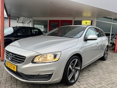 Volvo V60 - 1.6 T3 Momentum Automaat 150 PK Bluetooth Navi PDC Cruise-controle