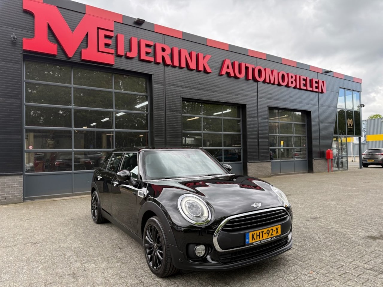 MINI Mini - 1.5 COOPER BJ.2017 XENON HALF LEDER NAVI LUXE STOELEN - AutoWereld.nl