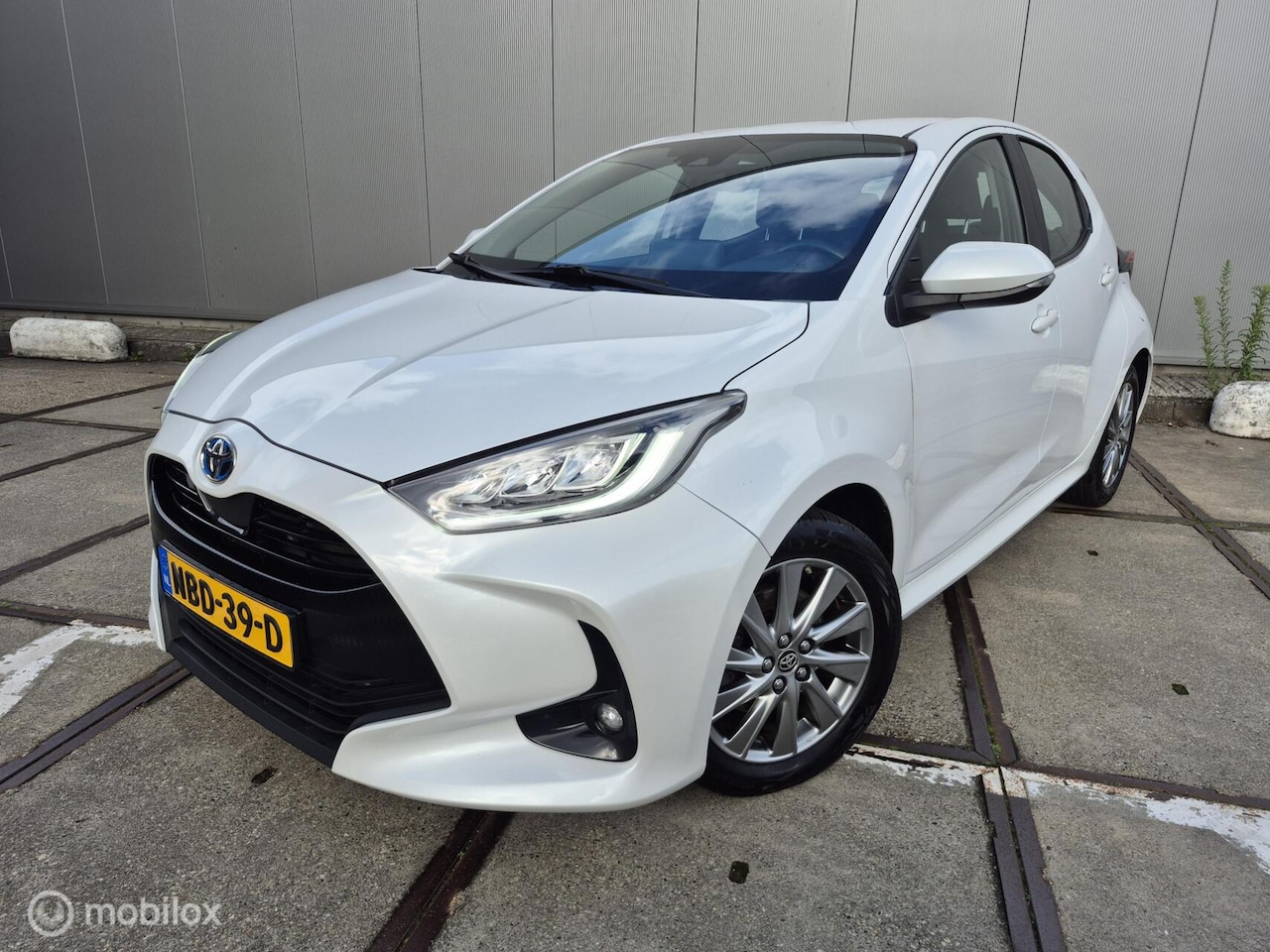 Toyota Yaris - 1.5 Hybrid Business Carplay / Camera / Adaptiv cruise / Stuur verwarming - AutoWereld.nl