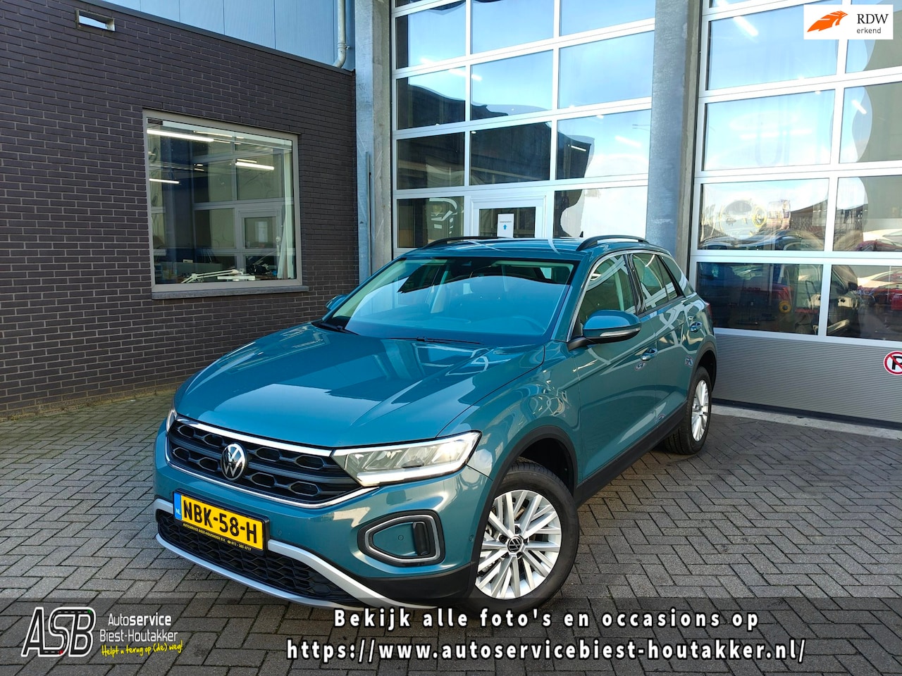 Volkswagen T-Roc - 1.0 TSI Life | Carplay | Trekhaak | ACC | DAB | Sensoren V + A +Camera | Stoelverwarming - AutoWereld.nl