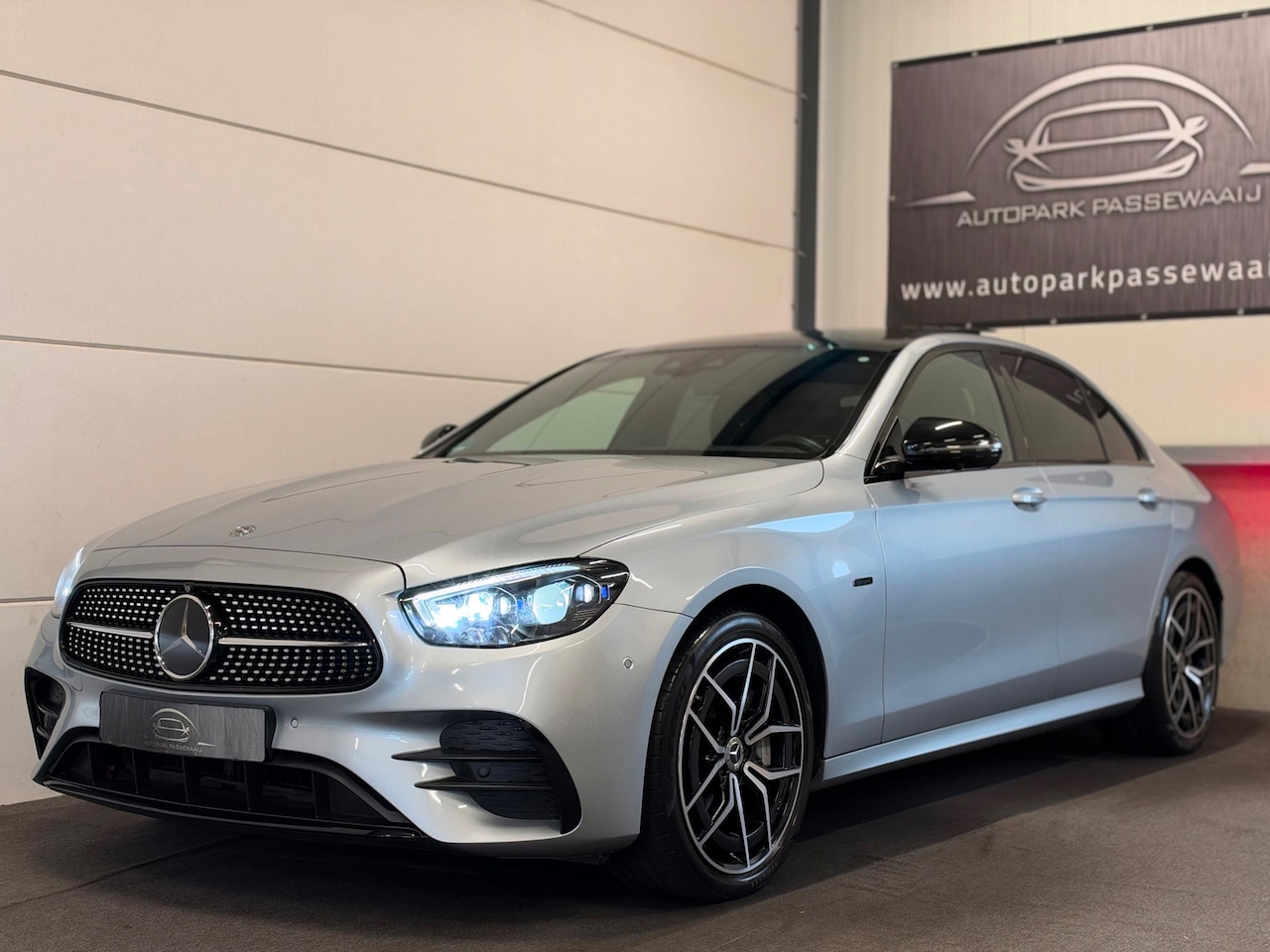 Mercedes-Benz E-klasse - 300e AMG 4MATIC Pano, ACC, HUD, Apple Carplay, Sfeerverlichting, Burmester, Lederen, Elek - AutoWereld.nl