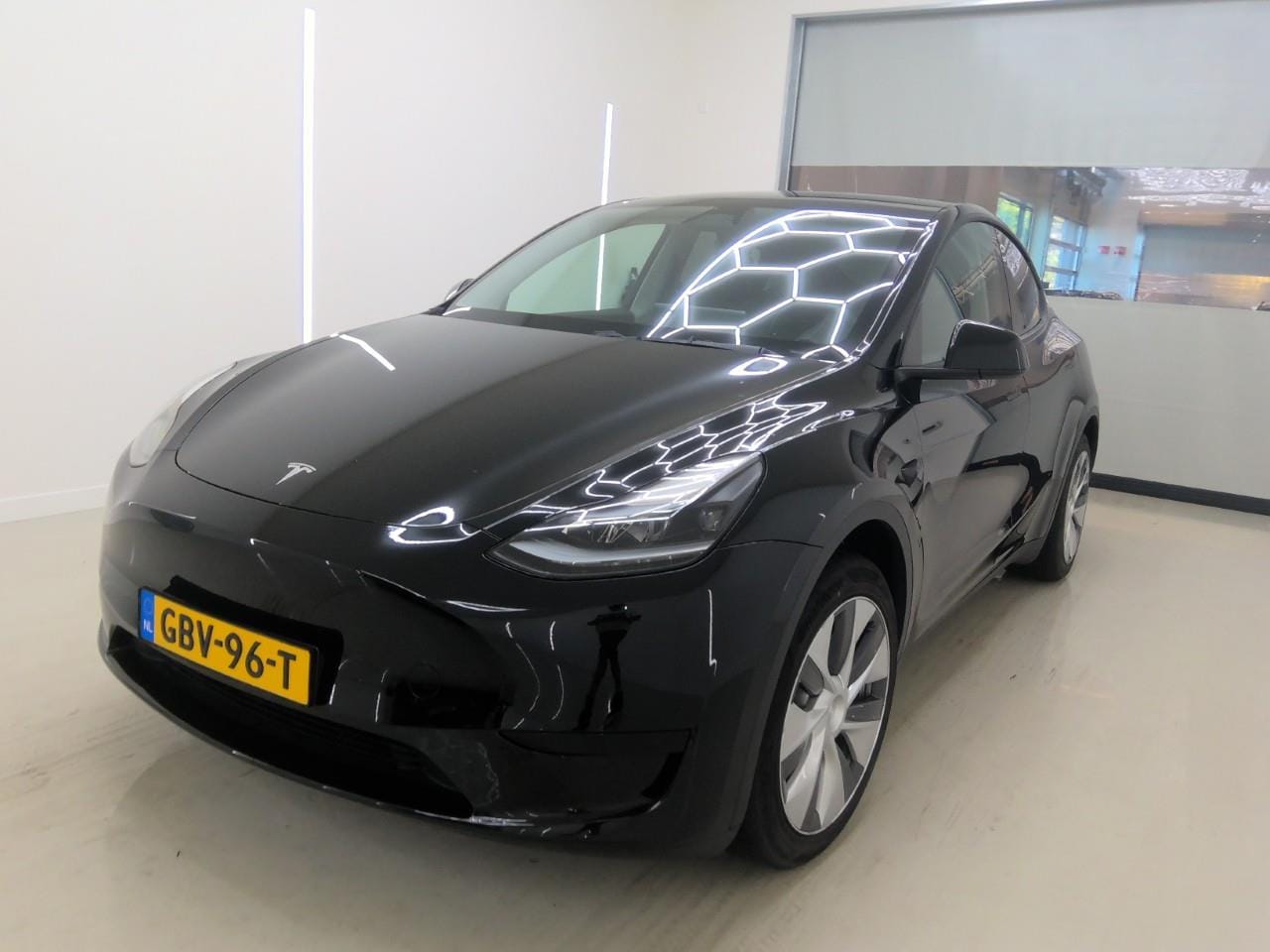 Tesla Model Y - Standard RWD Plus 94.7% SoH [ HW4+AMD RYZEN+AUTOPILOT+19 INCH+PREMIUM AUDIO ] - AutoWereld.nl