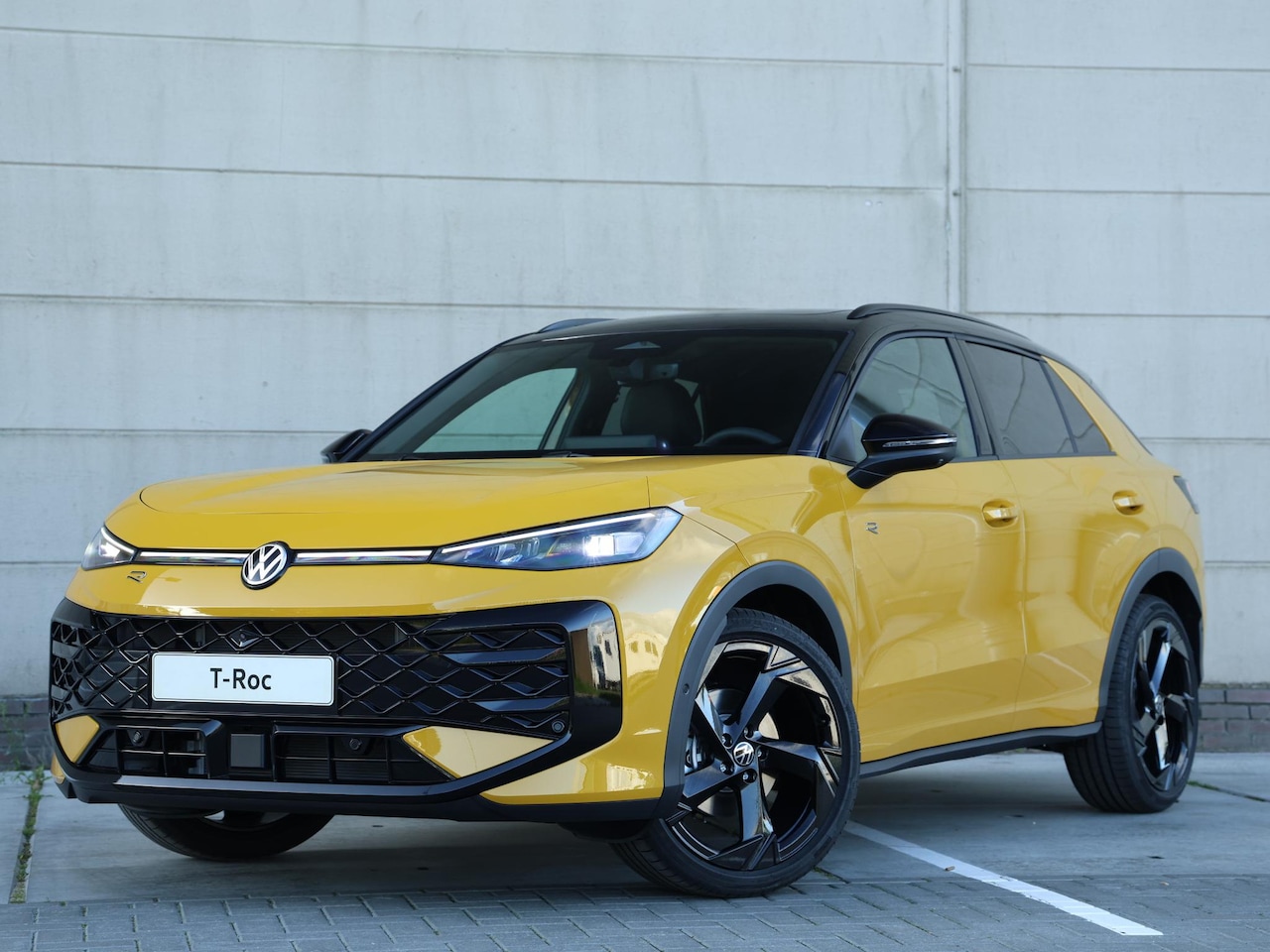 Volkswagen T-Roc - R-Line First Edition 1.5 eTSI 150 PK | LED Matrix | Panoramadak | Trekhaak | Black Style | - AutoWereld.nl