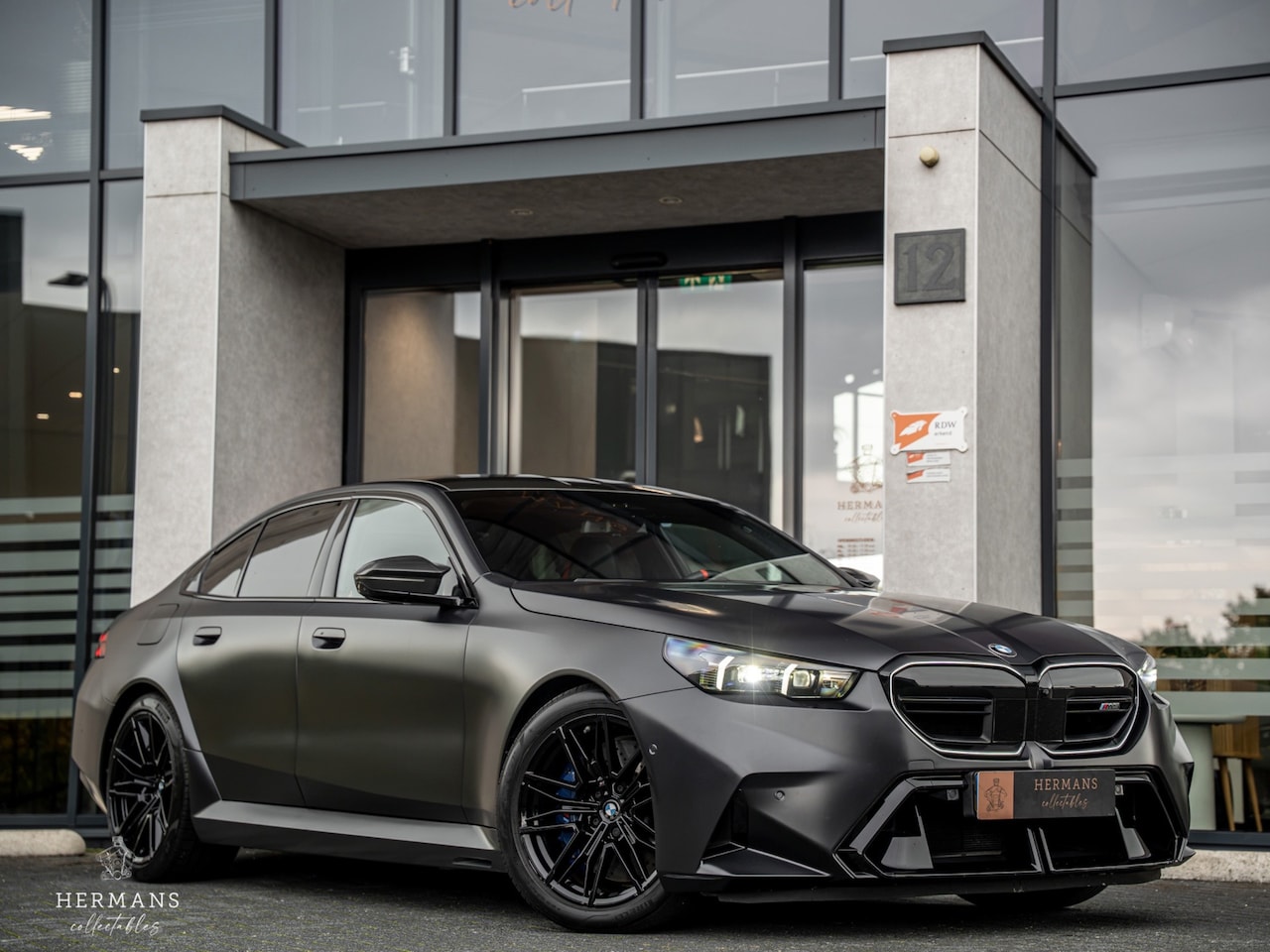 BMW M5 - 5-serie Limousine G90 / B&W Audio / Frozen / M-Carbon / Pano / HUD / Iconic Glow - AutoWereld.nl