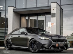 BMW M5 - 5-serie Limousine G90 / B&W Audio / Frozen / M-Carbon / Pano / HUD / Iconic Glow