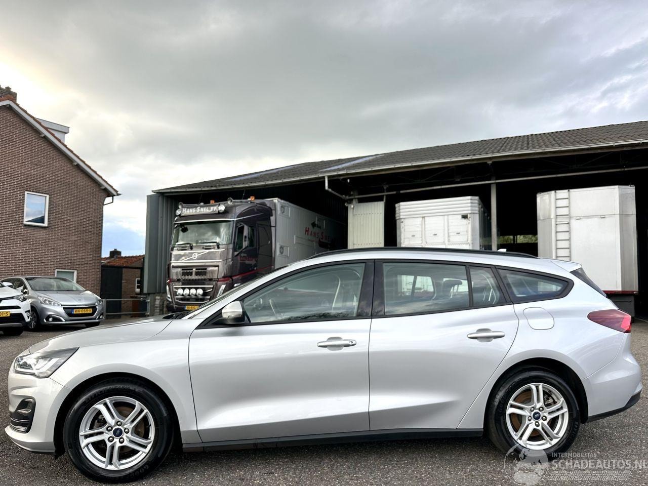 Ford Focus Wagon - 1.0 EcoB Hybrid 135pk 6-bak Con - 97dkm nap - navi - airco - cruise - pdc - line + front a - AutoWereld.nl