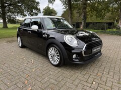 MINI 5-Deurs - 1.5 Cooper Chili. Navi, Leer, LED, 17". Lage km stand