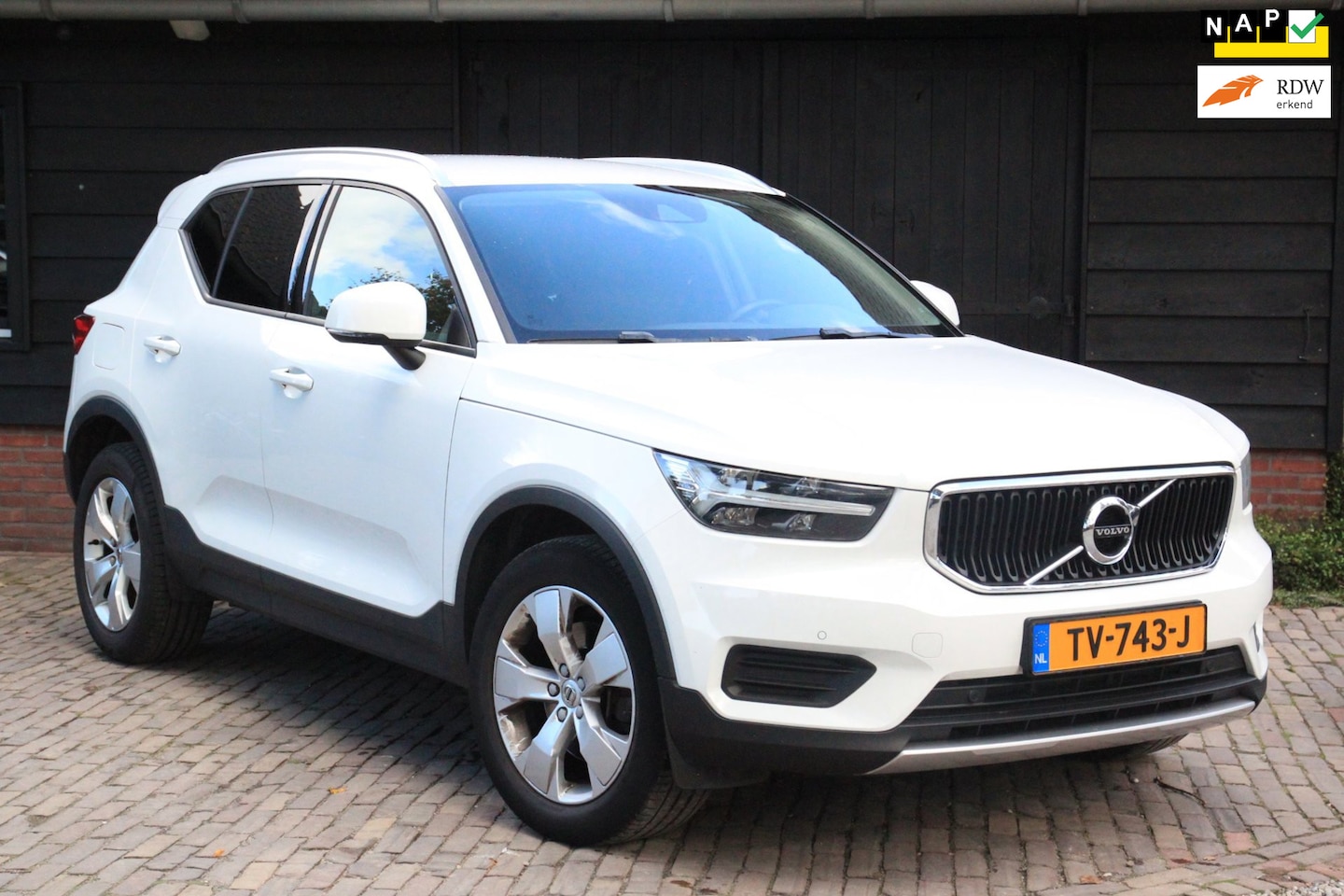 Volvo XC40 - 2.0 T4 Momentum Camera/Stoelverwarming/Parkeersensor v,a/Line assist - AutoWereld.nl