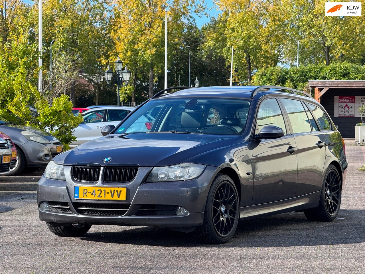 BMW 3-serie Touring - 320i High Executive | Automaat | Panoramadak | Leder | Parkeersensoren | 18 inch | Bluetho - AutoWereld.nl