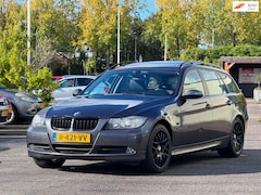 BMW 3-serie Touring - 320i High Executive | Automaat | Panoramadak | Leder | Parkeersensoren | 18 inch | Bluetho