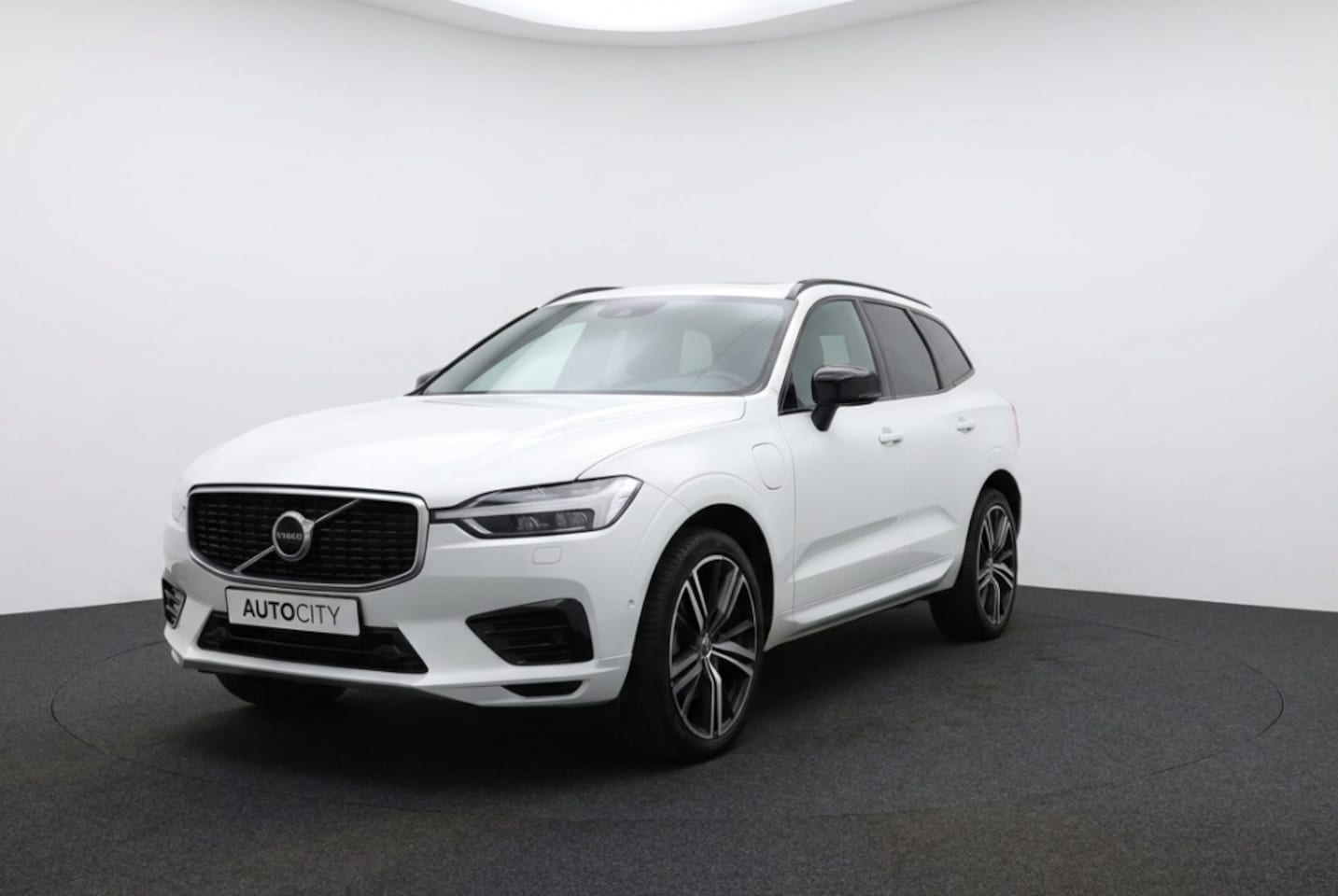 Volvo XC60 - T8 R Design Plug-In Hybrid AWD Pano l Leder l Harman - AutoWereld.nl