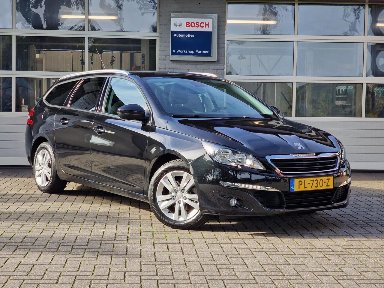 Peugeot 308 SW - 1.2 PureTech Blue Lease Executive|Clima|cruise|Pano|Trekhaak|LM-velgen|PDC| - AutoWereld.nl