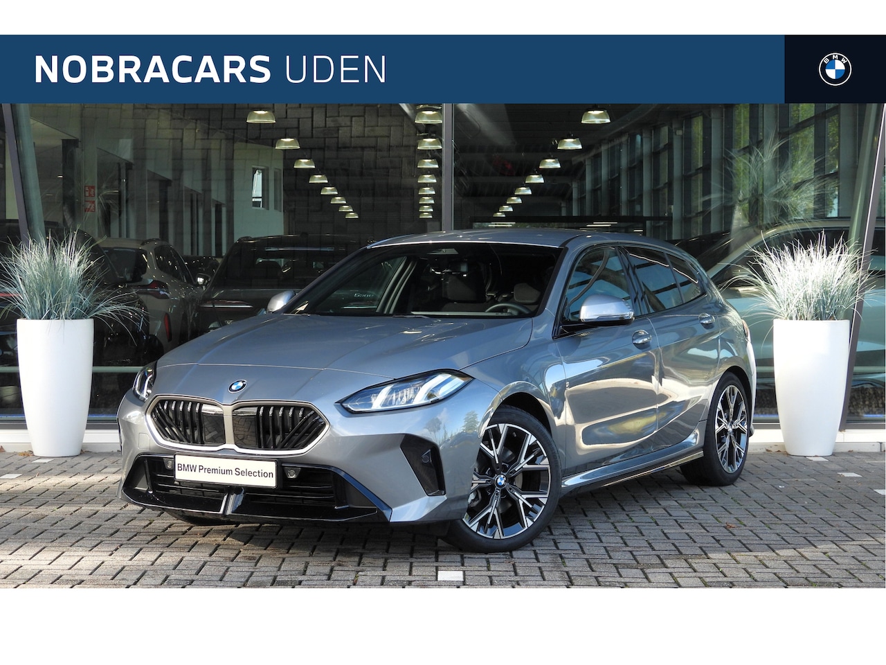 BMW 1-serie - 120 M Sport Automaat / Sportstoelen / Achteruitrijcamera / Stoelverwarming / Getint glas - AutoWereld.nl
