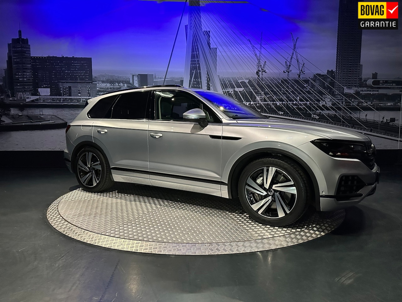 Volkswagen Touareg - 3.0 TSi eHybrid 4MOTION Atmosphere *Luchtvering*Trekhaak*Pano* - AutoWereld.nl
